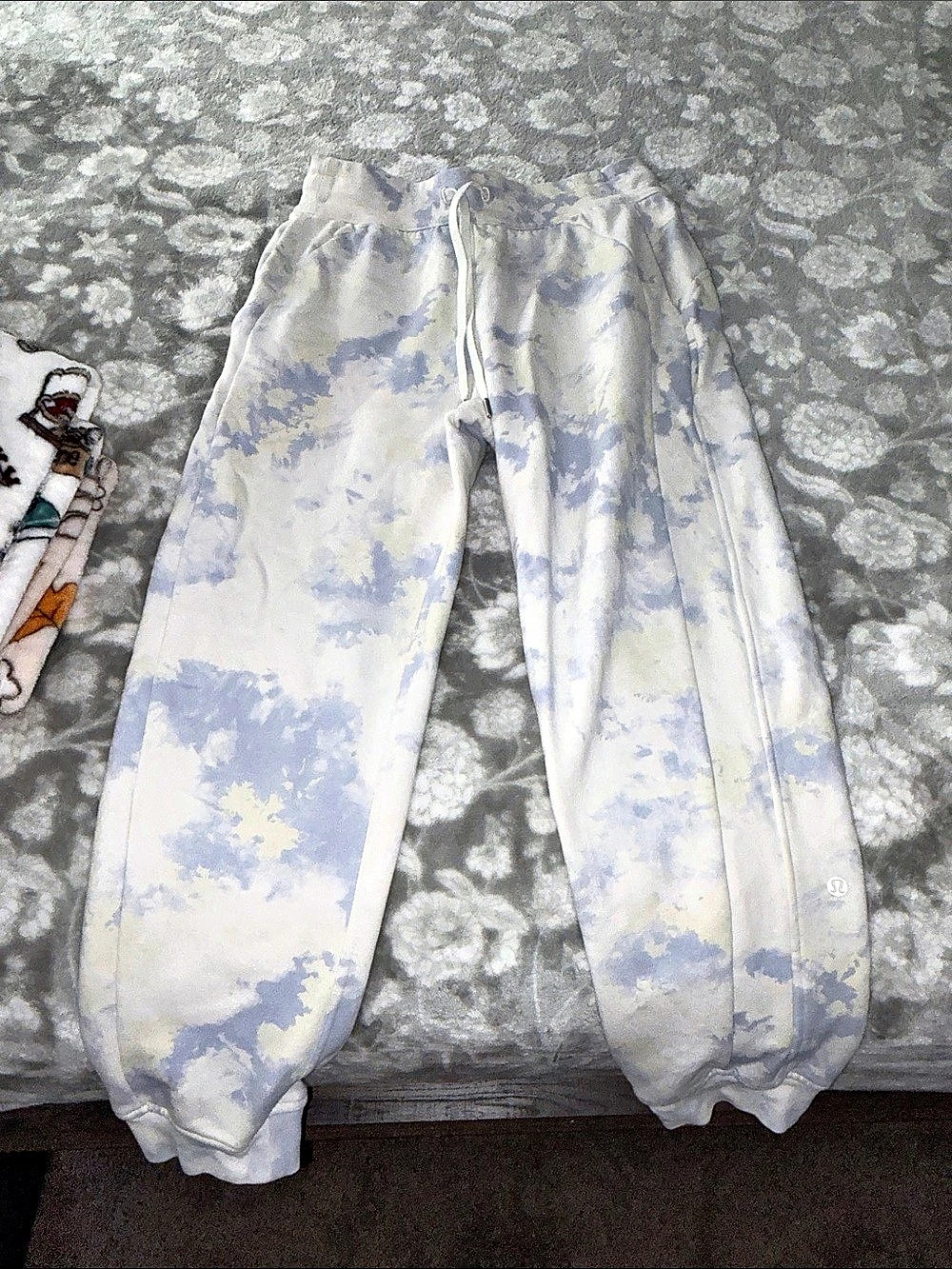 lululemon Warm Down Jogger Women's Abstract Joggers White & Blue Size 6